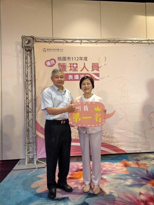 代理主任夫妻合影1